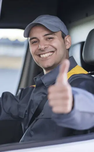 Řidič v kabině kamionu